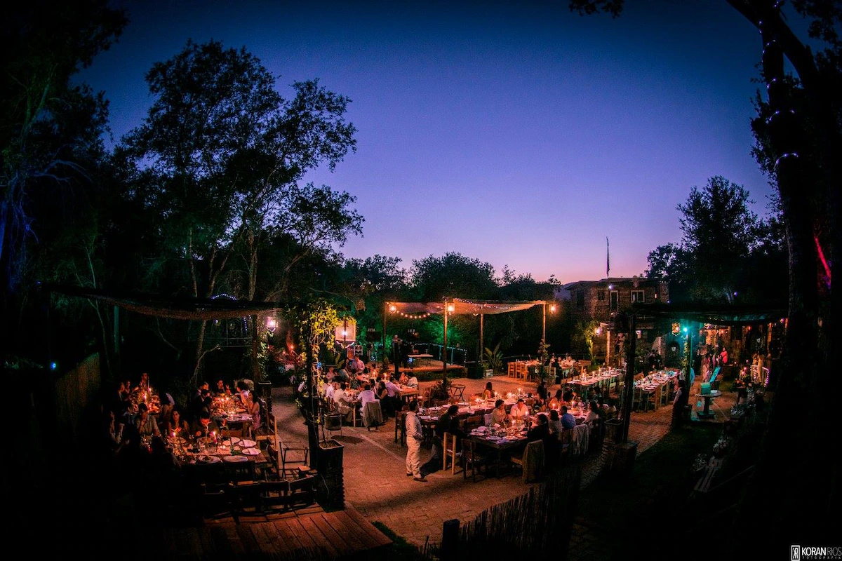 Boda de noche iluminada en la hacienda