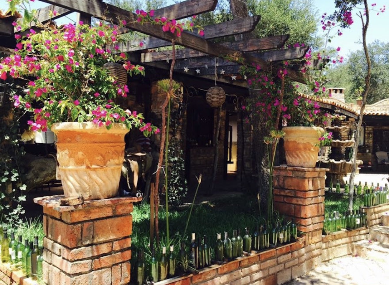 Jardines con buganvilias y arquitectura de hacienda